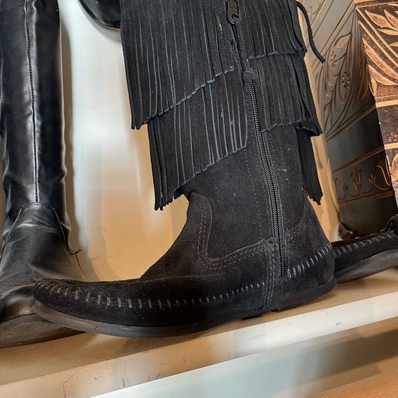Minnetonka fringe boots black size 8 - Picture 3 of 6